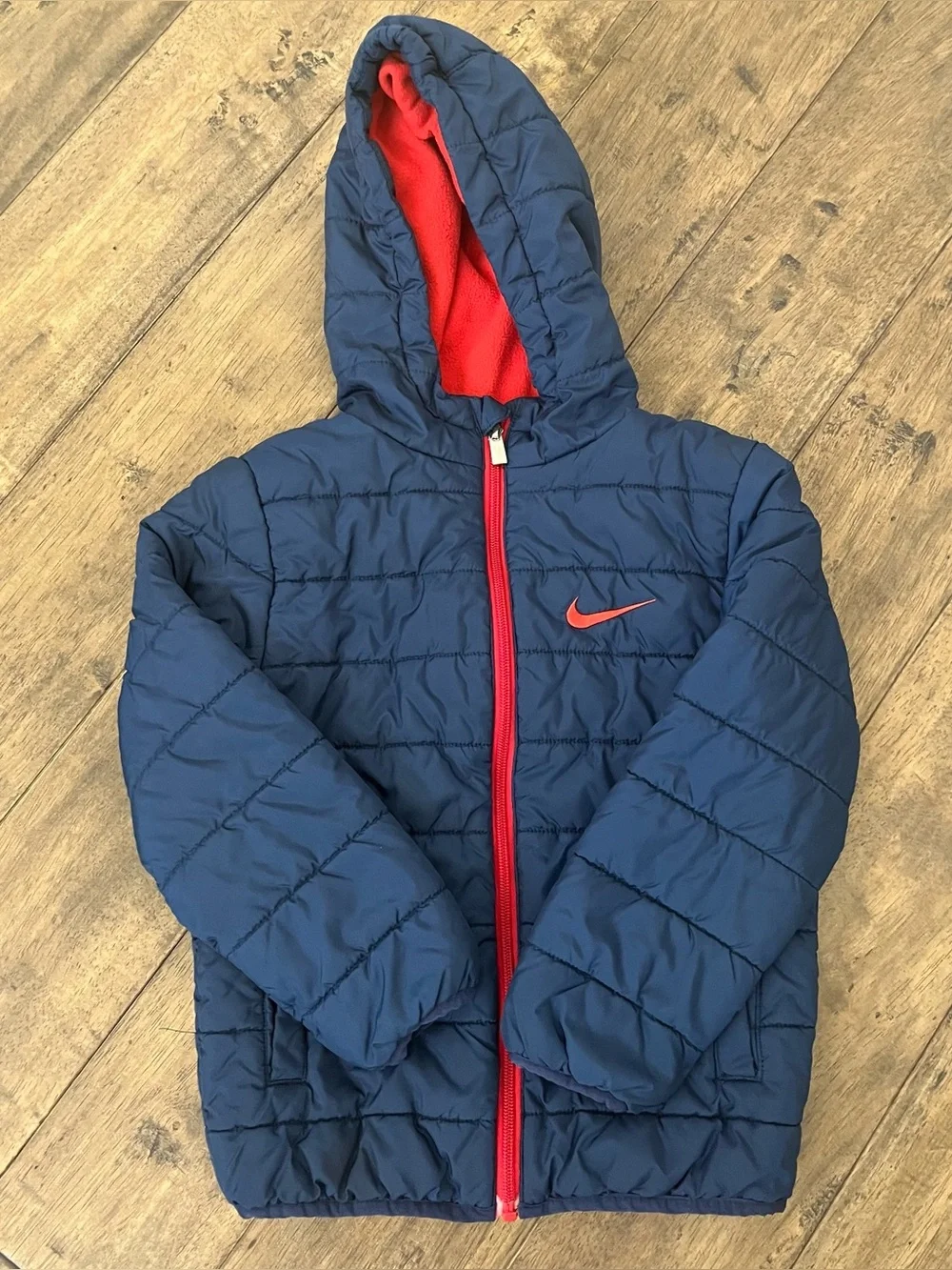 Kids Nike navy blue puffer jacket with red zipper and red Nike swoosh #puffer